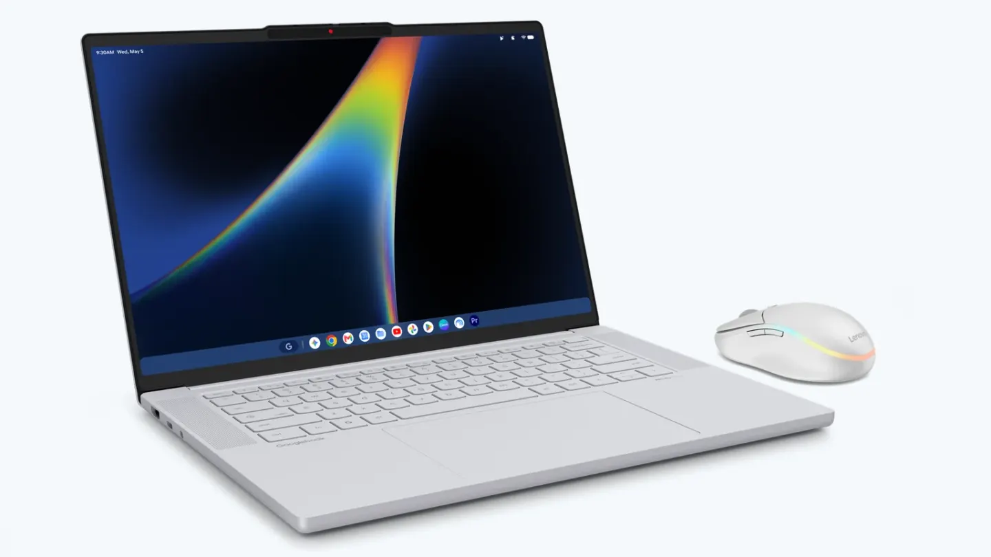Officiële productafbeelding van de witte Lenovo Googlebook 15 met geopend scherm en bijbehorende Lenovo AI Mouse
