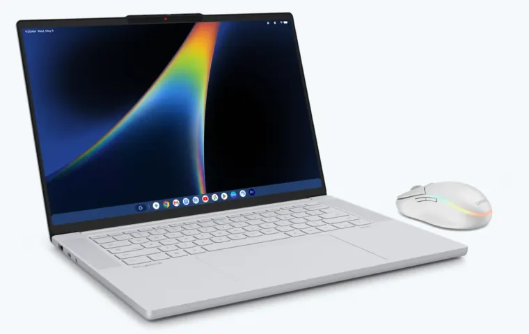 Officiële productafbeelding van de witte Lenovo Googlebook 15 met geopend scherm en bijbehorende Lenovo AI Mouse