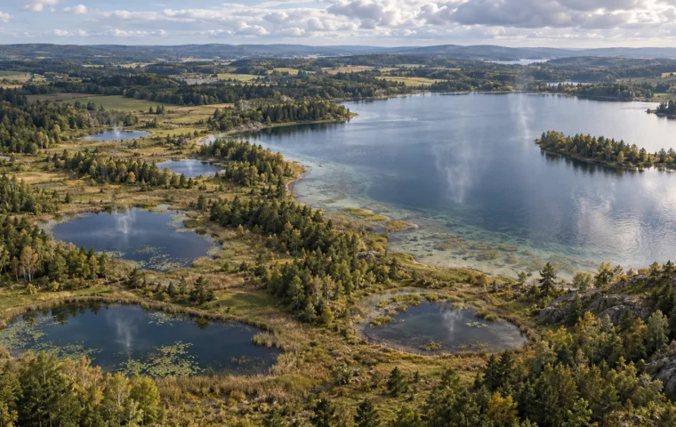 Redactionele luchtbeeldillustratie van kleine meren in een landschap met subtiele gasuitwisseling boven het water