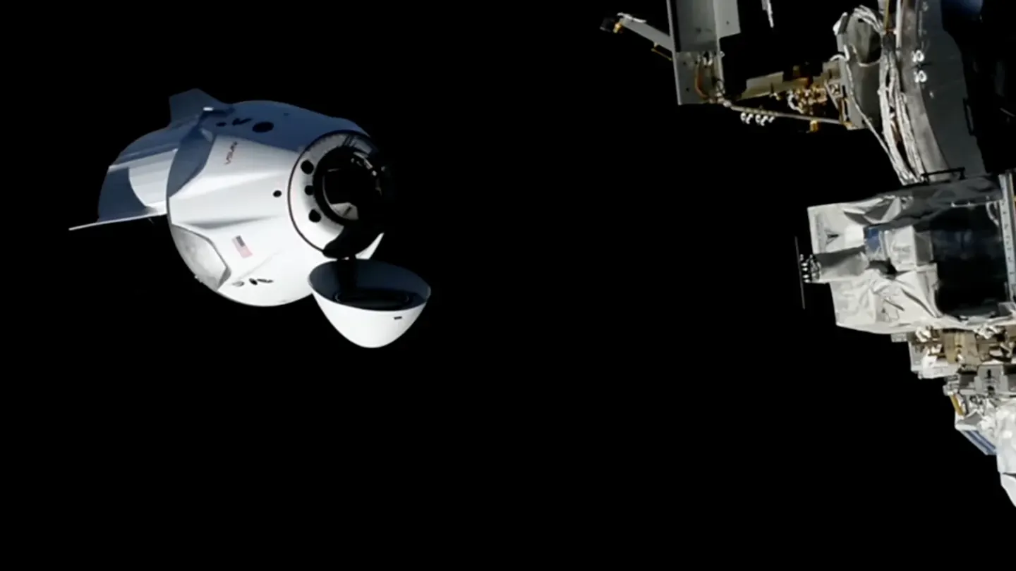De Dragon-capsule van Crew-13 nadert de voorste koppelpoort van het internationale ruimtestation