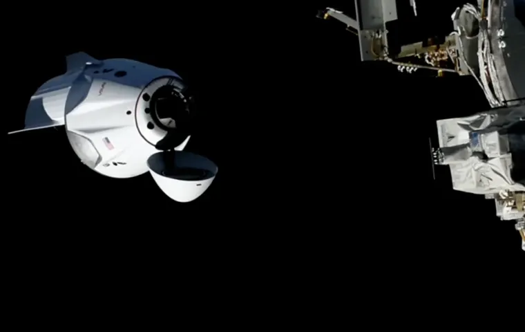 De Dragon-capsule van Crew-13 nadert de voorste koppelpoort van het internationale ruimtestation