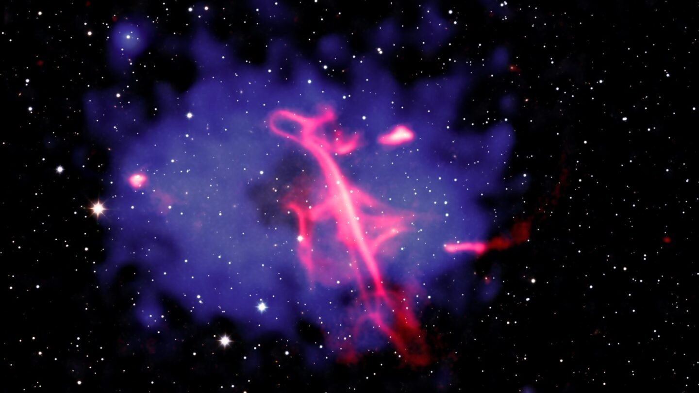 Samengesteld ruimtebeeld van de kosmische vioolsleutel met rode radiogolven, blauwe röntgenstraling en witte infraroodbronnen