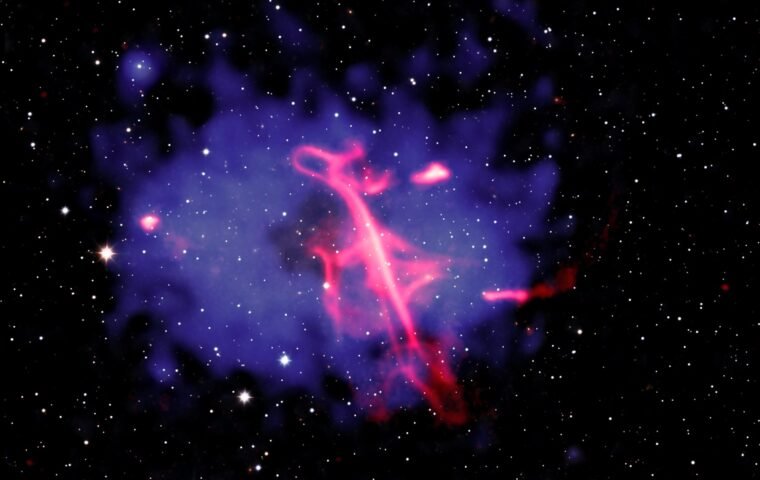 Samengesteld ruimtebeeld van de kosmische vioolsleutel met rode radiogolven, blauwe röntgenstraling en witte infraroodbronnen