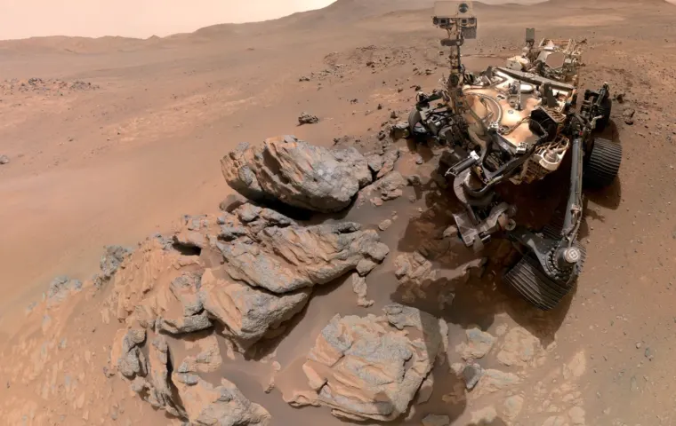 NASA-rover Perseverance tussen rotsen op Mars, met een uitgestrekt Marslandschap op de achtergrond.