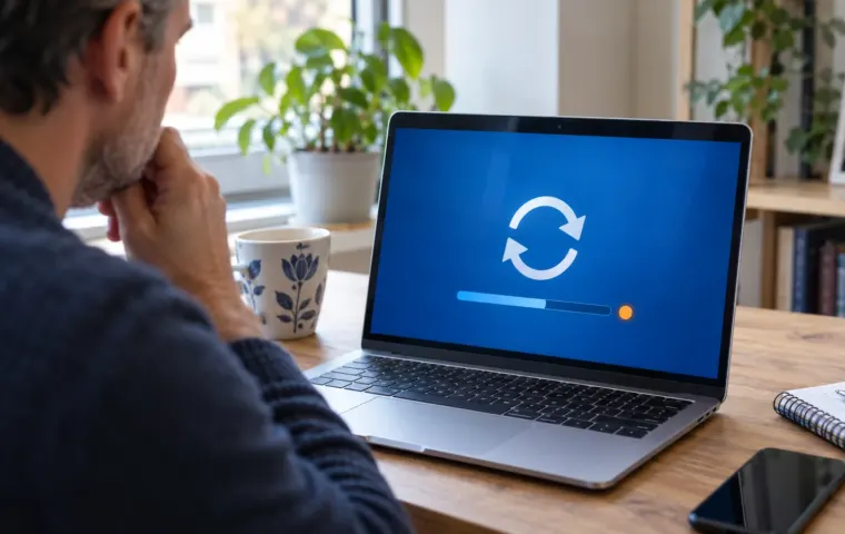 Een man controleert op een laptop een software-update met een blauw updatesymbool en een voortgangsbalk.