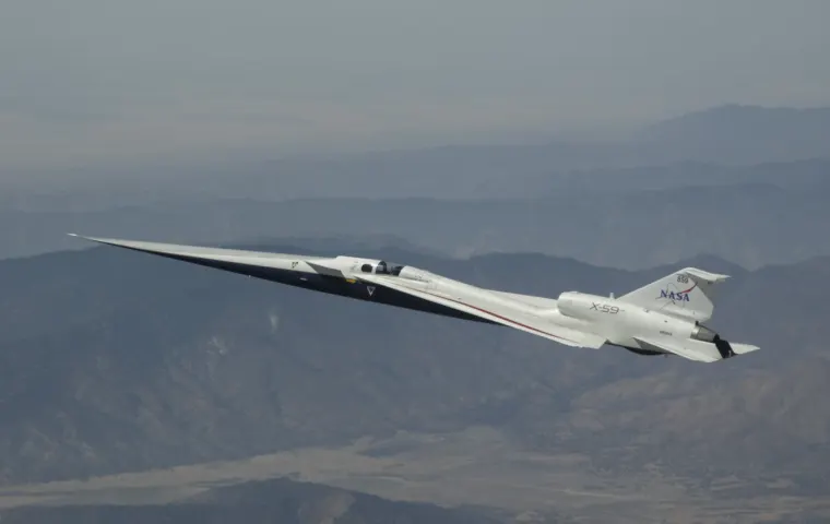 NASA’s langgerekte X-59 vliegt boven het bergachtige landschap van de Mojavewoestijn